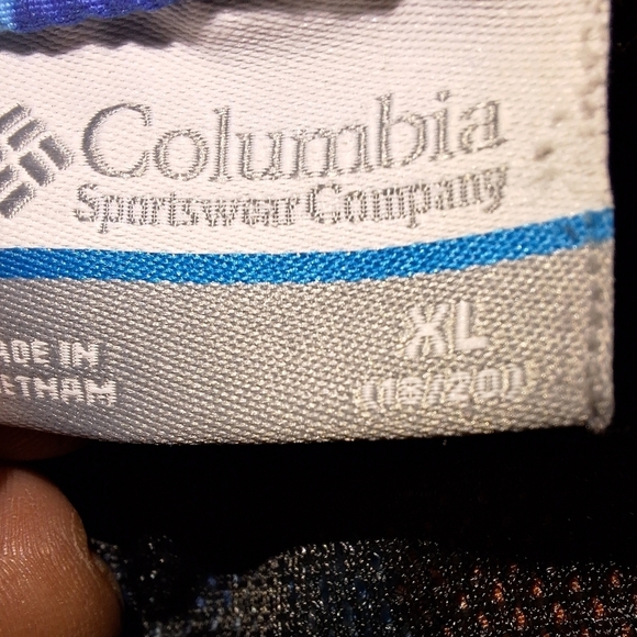 A pair of Columbia youth swim shorts in a size XL. Pre-loved in great condition - Picture 3 of 7